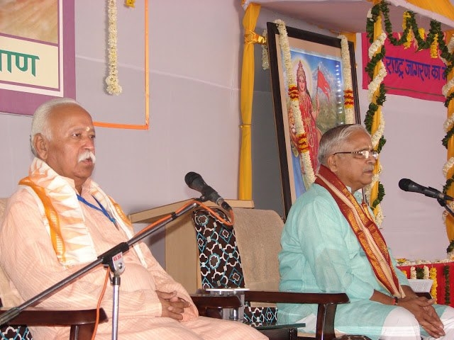 Ma. Sarkaryavah ji presenting the report at ABPS; P.P. Sarsanghchalakji is also in the picture. ABPS 2013 pictures