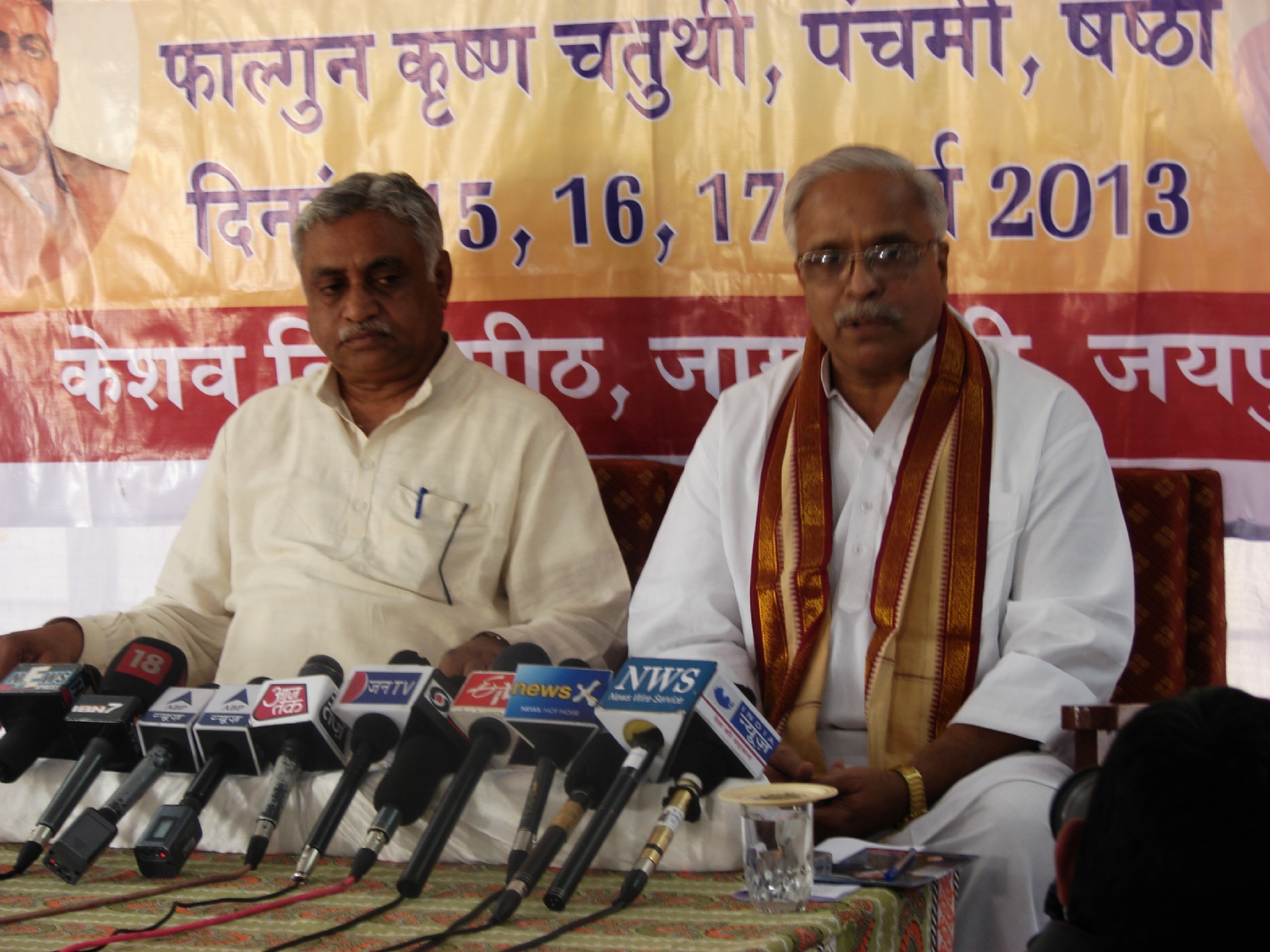 Ma. Bhayyaji Joshi, along with Ma. Manmohanji Vaidya, addressing the media on the concluding day of ABPS. ABPS 2013