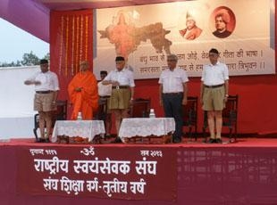 Pa.Pu.Shri Mohanji Bhagwat and Sri Sri Sri Nirmalananda Mahaswamiji on the dais